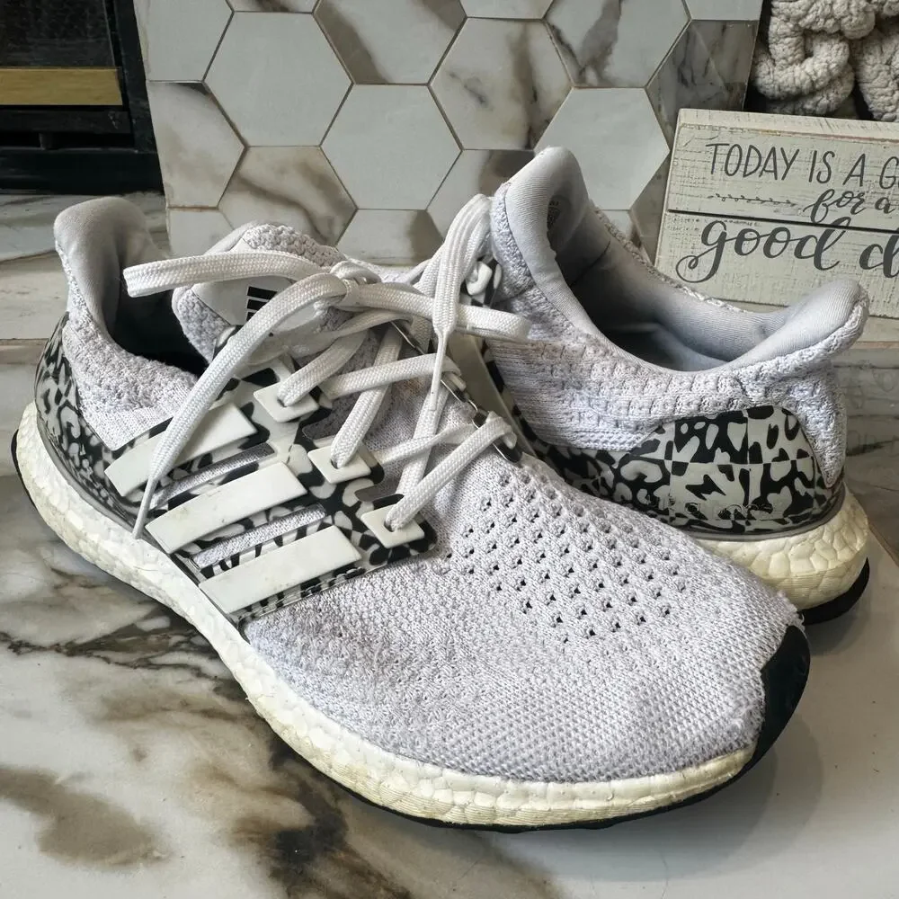 Adidas Women’s Ultraboost 5.0 DNA Cloud White Core Black Running Shoes Size 9 - Picture 1 of 10